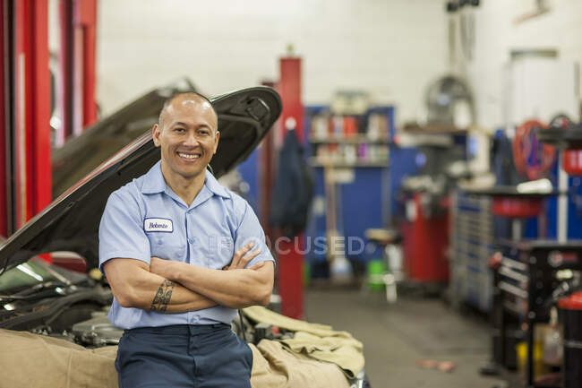 Portrait de mécanicien automobile Pacific Islander dans un atelier de réparation automobile — Photo de stock