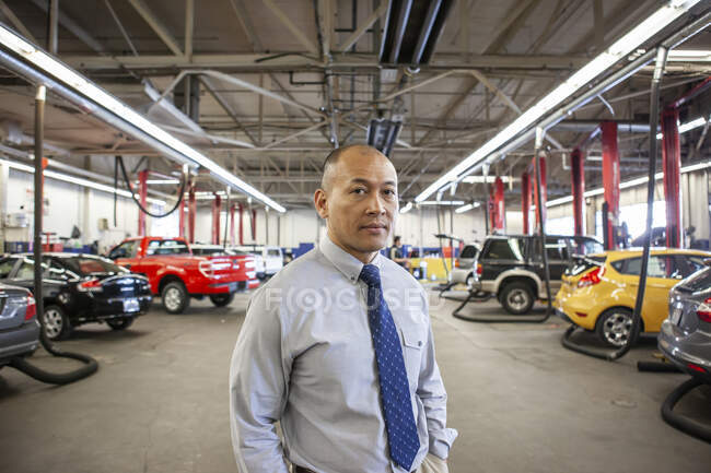Portrait of Pacific Islander owner of a car repair shop — Stock Photo