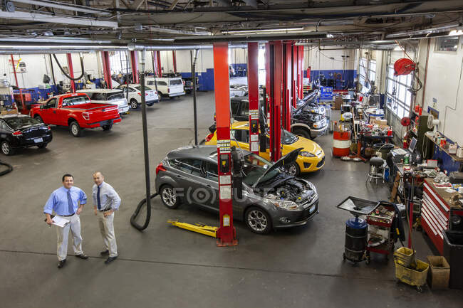 Retrato de dois gerentes em oficina de reparação de automóveis visto de cima — Fotografia de Stock