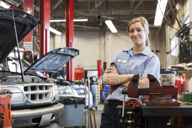 Portrait of young female Caucasian mechanic in auto repair shop — Stock Photo