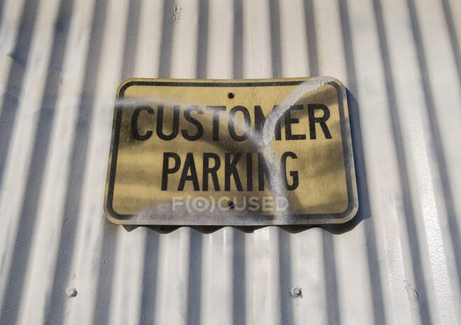 Sign saying Customer Parking on a wall — Stock Photo