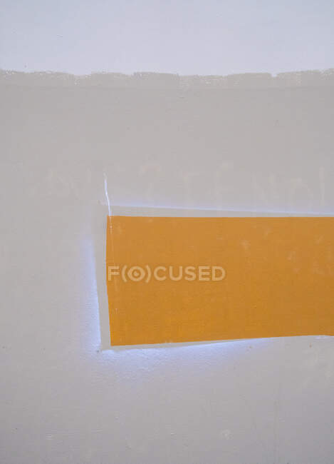 Parede pintada com tinta laranja e branca — Fotografia de Stock