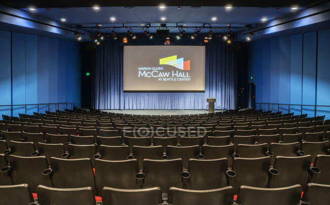 Auditorium vuoto, file di sedili rastrellati. — Foto stock