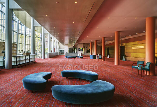 Um grande espaço aberto em uma hospitalidade ou local de negócios, hotel centro de conferências, espaço público. — Fotografia de Stock