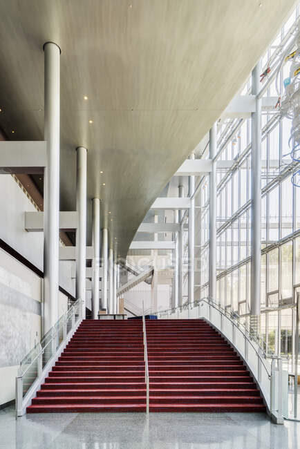 Atrium luminoso y espacioso de un edificio moderno con suelos de mármol. - foto de stock