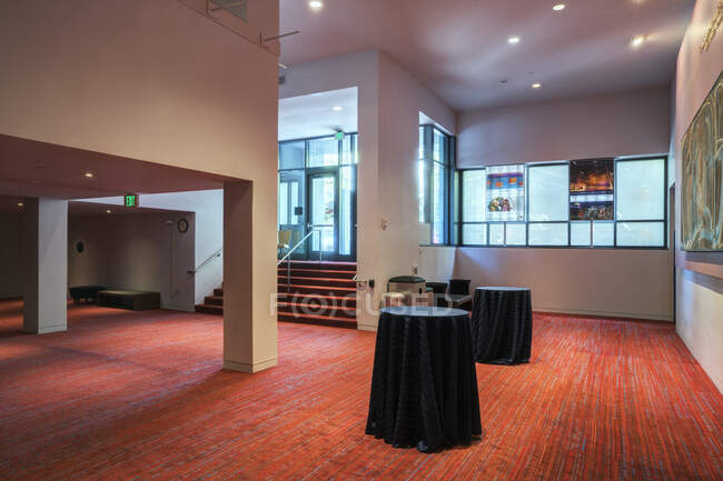 Ein großer offener Raum in einem Gastgewerbe- oder Geschäftslokal, Hotel im Konferenzzentrum, öffentlicher Raum. — Stockfoto