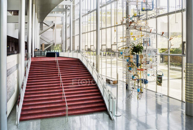 Átrio leve e arejado de um edifício moderno com pisos de mármore. — Fotografia de Stock