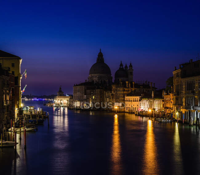 Der Canal Grande in Venedig, bei Nacht, historische Gebäude in Silhouette. — Stockfoto