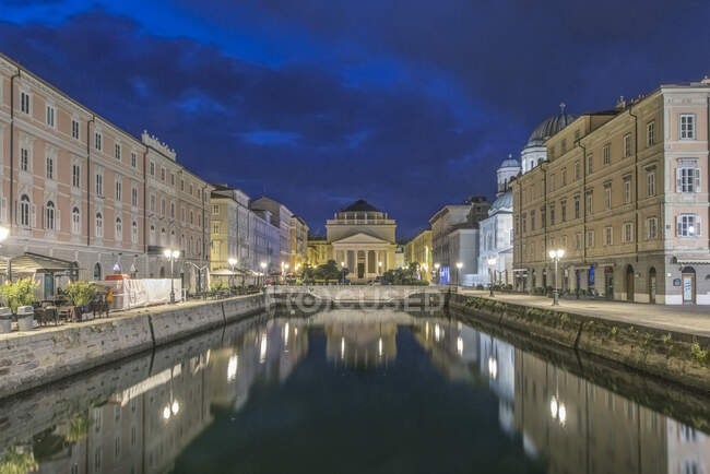 Vista del Gran Canal iluminado por la noche, Trieste, Italia. - foto de stock