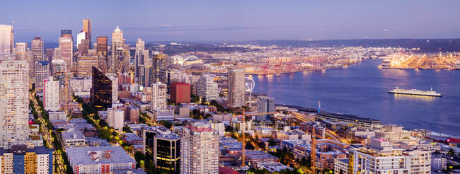 Seattle cityscape and coastline at dusk — Stock Photo
