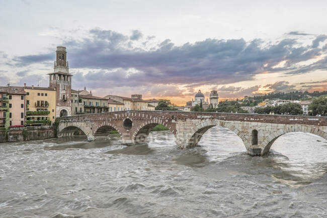 Vue du Ponte Pietra sur la rivière Adige à Vérone, Italie. — Photo de stock