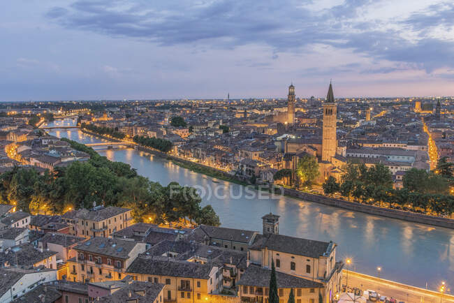 Vista aérea da paisagem urbana de Verona ao pôr do sol, Itália. — Fotografia de Stock