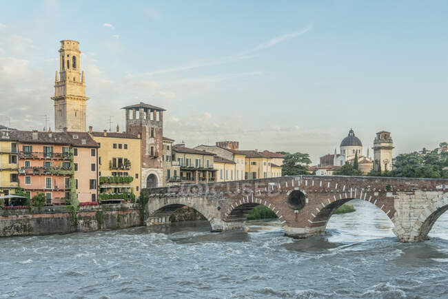 Vista del Ponte Pietra sobre el río Adigio en Verona, Italia. - foto de stock