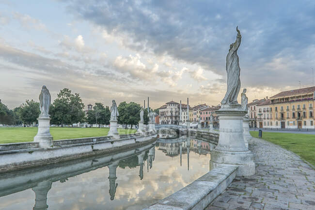 Prato della Valle praça da cidade com esculturas e um canal, Veneto, Itália. — Fotografia de Stock