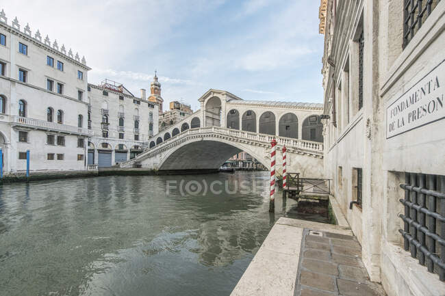 View of the Rialto Bridge over the Grand Canal, Venice, Italy. — Stock Photo