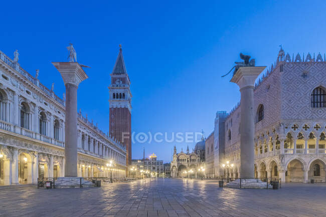 Plaza de San Marcos iluminada por la noche, Venecia, Italia. - foto de stock