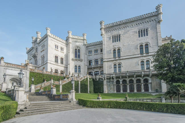 Exterior del Castillo de Miramare con césped y escalones, Trieste, Italia. - foto de stock