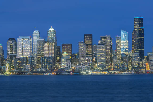 Die Skyline von Seattle, vom Puget Sound, Gebäude in der Innenstadt bei Nacht. — Stockfoto