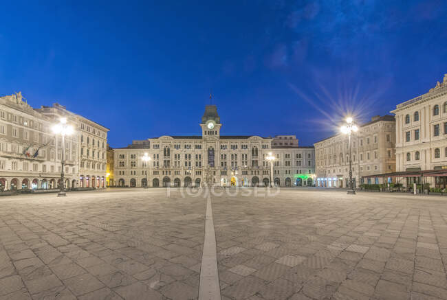 Praça vazia da Unidade da Itália, edifícios históricos e luzes de rua. — Fotografia de Stock