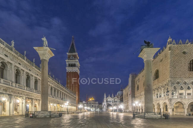 Alba sul lungomare vicino a Piazza San Marco, Campanile e Palazzo Ducale, edifici storici e lampioni. — Foto stock