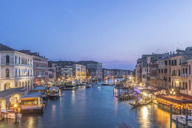 Vista al tramonto, Canal Grande e palazzi, architettura rinascimentale storica, patrimonio mondiale dell'UNESCO. — Foto stock