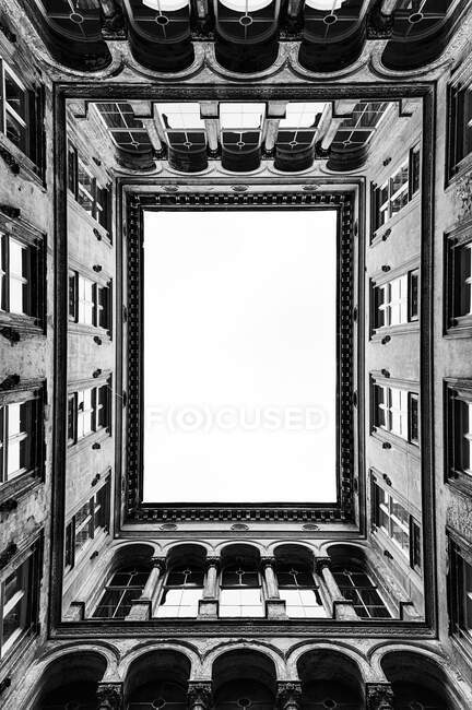 Architektur, der zentrale Innenhof eines hohen historischen Gebäudes, Fenster und Gesimse. — Stockfoto