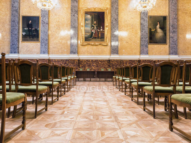 Uma grande sala com fileiras de cadeiras e lustres, parte do Museu de Belas Artes de Budapeste — Fotografia de Stock