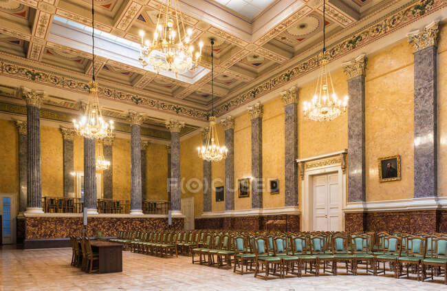 Une grande salle avec rangées de chaises et de lustres, faisant partie du Musée des Beaux-Arts de Budapest — Photo de stock