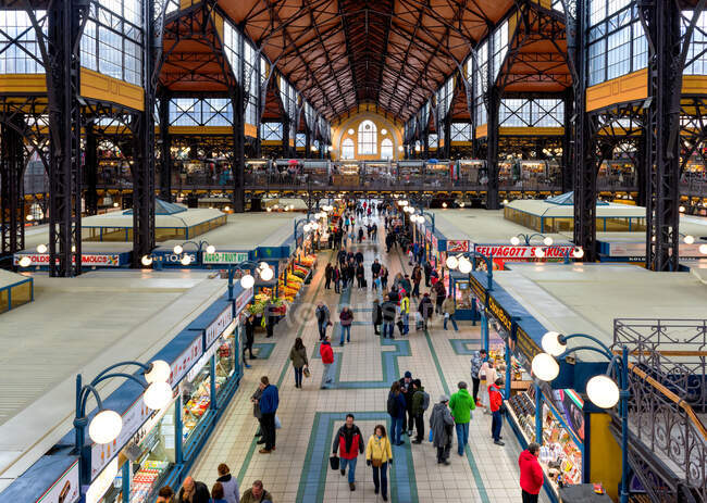 Budapester Markthalle, erhöhter Blick auf Lebensmittelmarktstände und Menschen beim Einkaufen. — Stockfoto