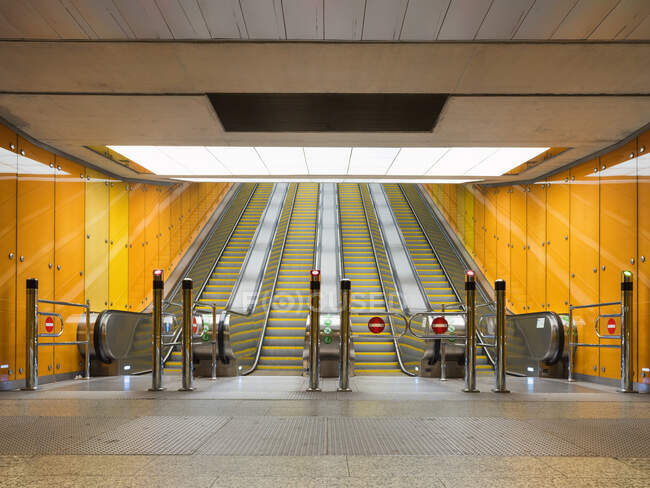 Budapeste Metro, espaço aberto vazio, escadas rolantes e barreiras — Fotografia de Stock