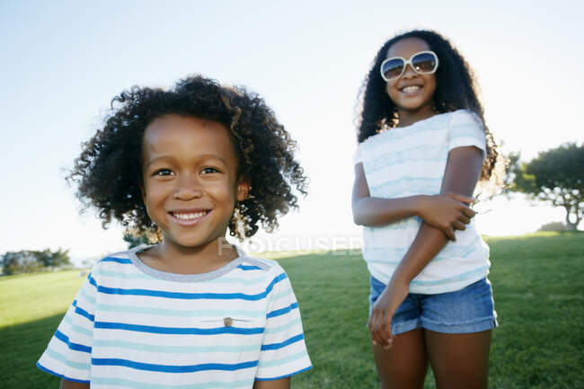 Jovem mista menina e menino, irmão e irmã, ao ar livre — Fotografia de Stock
