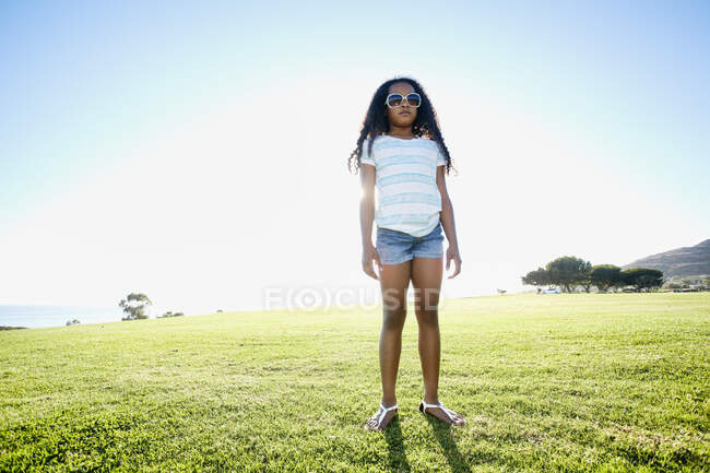 Молодая девушка смешанной расы стоит на улице — стоковое фото