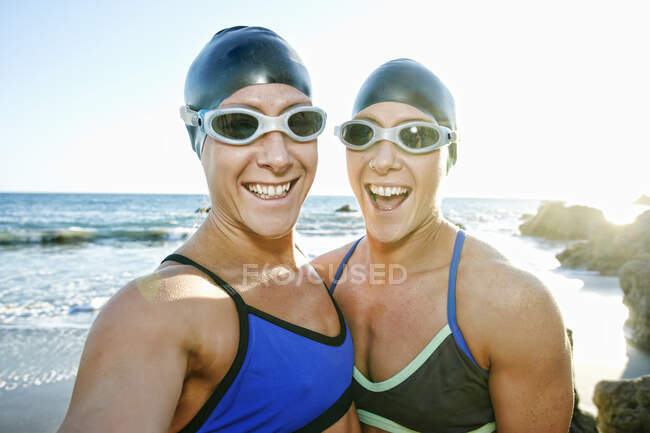 Duas irmãs, triatletas treinando em roupa de banho, chapéus de banho e óculos. — Fotografia de Stock