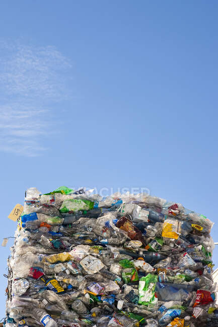 Gestão de resíduos comerciais, fardos de materiais de reciclagem, plásticos empilhados. — Fotografia de Stock