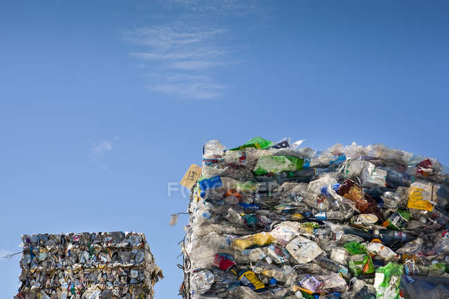 Gestione commerciale dei rifiuti, balle di materiali di riciclaggio, materie plastiche accatastate. — Foto stock