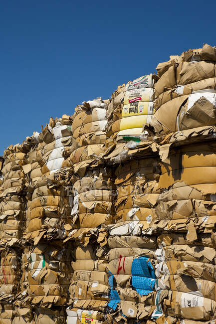 Gestion des déchets commerciaux, balles de matériaux de recyclage, cartons empilés. — Photo de stock