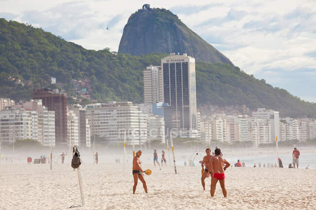 Gioco con la palla sulla spiaggia di Copacabana, Copacabana, Rio de Janeiro, Brasile — Foto stock