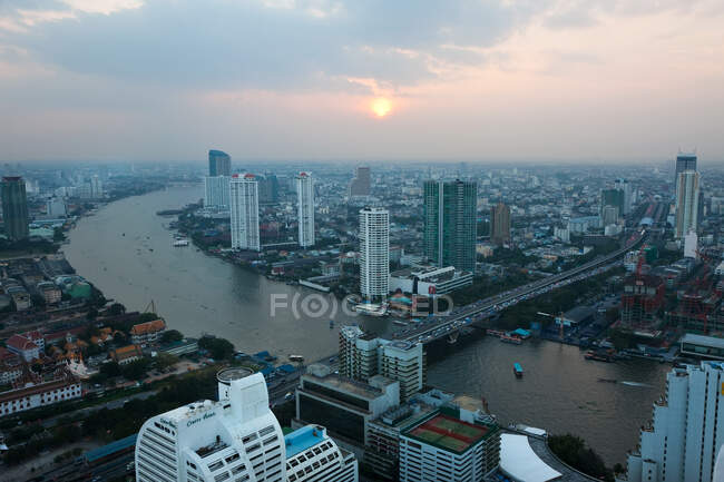 Blick über Bangkok und den Chao Phraya Fluss, bei Sonnenuntergang, Thailand — Stockfoto