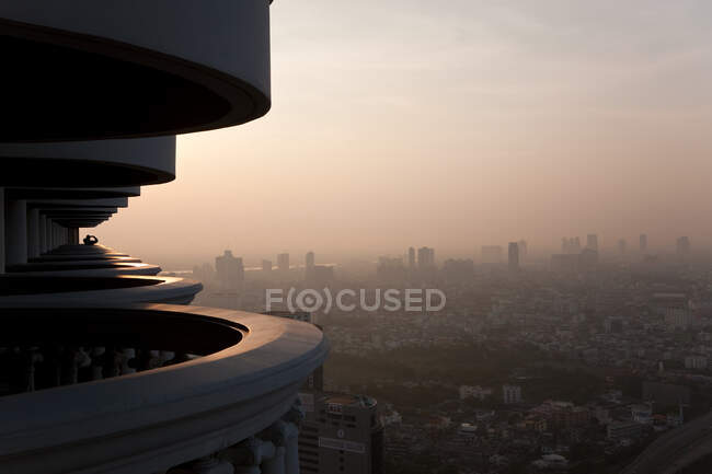 Balkon und Blick über Bangkok im Morgengrauen, Thailand — Stockfoto