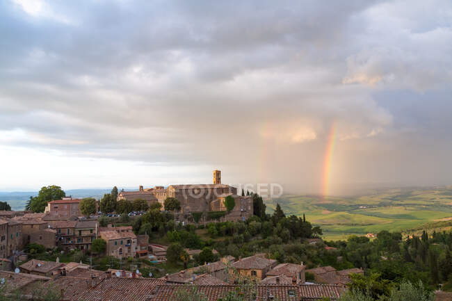 Arc-en-ciel sur la colline de Montalcino, Toscane — Photo de stock