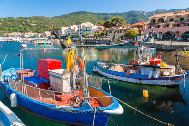Barcos pesqueros amarrados en el puerto, Marciana Marina, Isla Elba - foto de stock