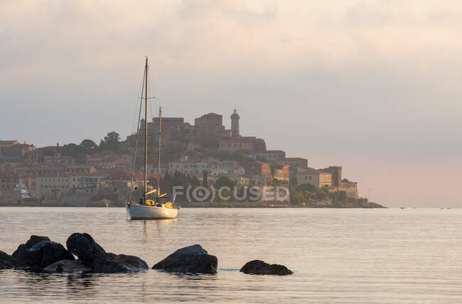 Vista para Portoferraio ao amanhecer, Ilha de Elba, Itália — Fotografia de Stock
