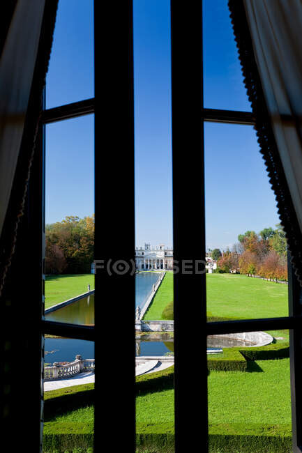 Villa Pisani située sur la rivière Brenta entre Venise et Padoue, vue par une fenêtre — Photo de stock