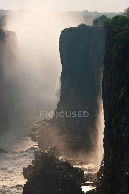 Водопад Виктория, огромные водопады реки Замбези, текущие через скалы. — стоковое фото