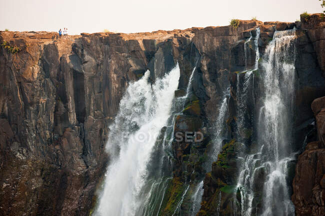 Victoria Falls, enormes cachoeiras do rio Zambeze fluindo sobre penhascos. — Fotografia de Stock