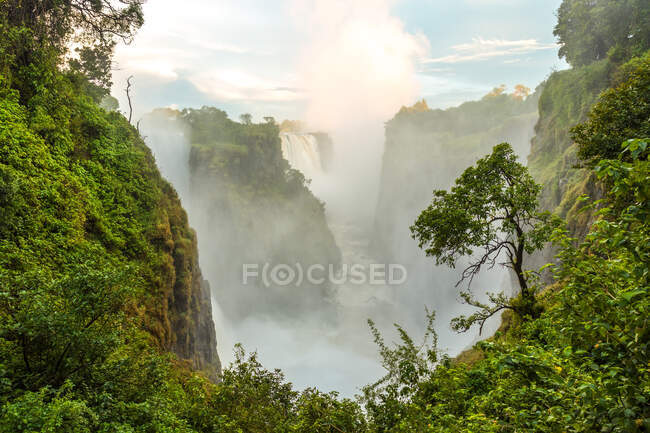 Cataratas Victoria, las cascadas del río Zambezi vistas desde los acantilados de Zimbabue - foto de stock