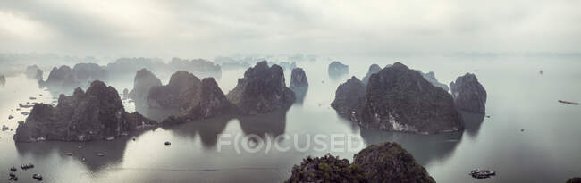Вид з повітря через туманну бухту Ха Лонг, Північний В 