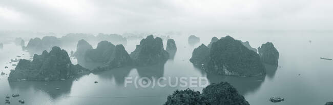 Вид с воздуха на туманный залив Ха Лонг, Северный Вьетнам — стоковое фото