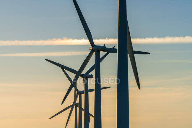 Generadores de energía eólica en el parque eólico - foto de stock