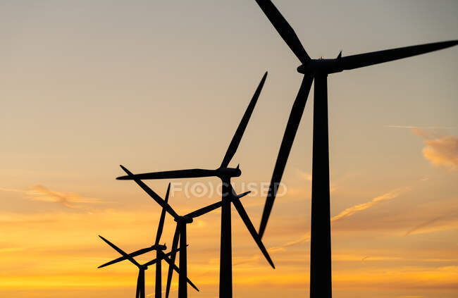 Geradores de energia de turbinas eólicas em parques eólicos — Fotografia de Stock